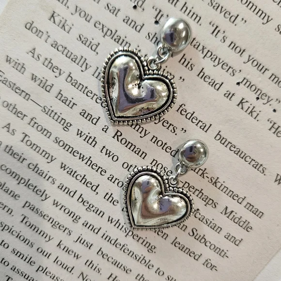 Chic Silver Heart Dangle Earrings - Picture 5 of 6